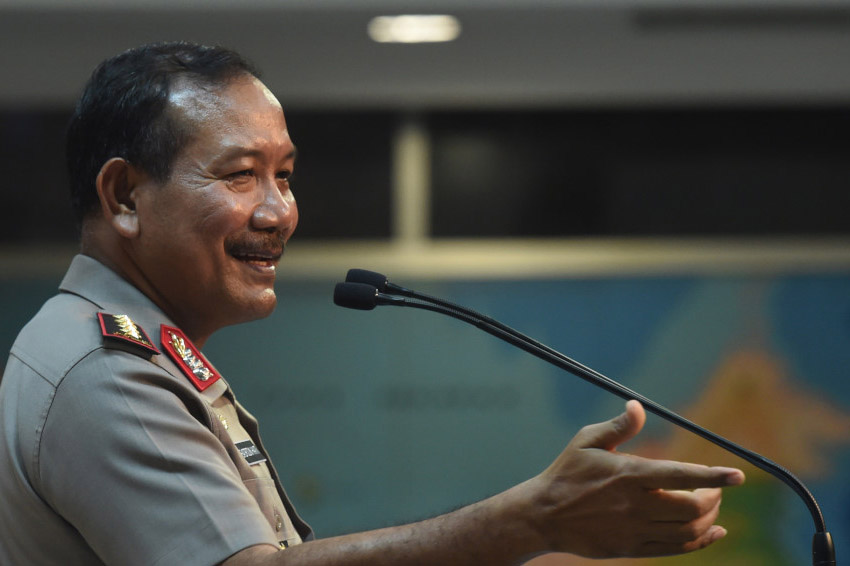 Kapolri Jenderal Pol Badrodin Haiti (kanan) bersama Kepala BNN Komjen Pol Budi Waseso (kiri) menyampaikan hasil rapat terbatas tentang pemberantasan narkoba di Kantor Presiden, Jakarta, Rabu (24/2). Presiden Joko Widodo memerintahkan BNN, Polri, TNI, Kementerian Hukum dan HAM, Kominfo, Kemenkes, Kemensos dan semua pihak bersinergi dalam upaya pemberantasan narkotika dan obat-obatan terlarang. ANTARA FOTO/Puspa Perwitasari/pd/16