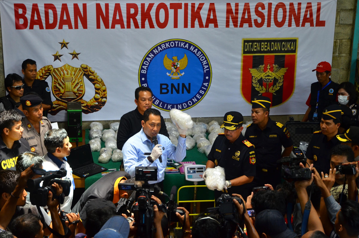 Kepala Badan Narkotika Nasional Komjen Budi Waseso memberikan keterangan saat meninjau lokasi penggerebekan gudang narkoba di Desa Pekalongan, Batealit, Jepara, Jawa Tengah, Kamis (28/1). Badan Narkotika Nasional (BNN) bekerja sama dengan Bea Cukai, Polri dan International Law Enforcement Agency berhasil mengagalkan penyulundupan ratusan kilogram sabu dengan modus disimpan dalam mesin Generator set, dalam kasus tersebut petugas mengamankan 1 orang warga Pakistan dan 7 warga negara Indonesia yang diduga merupakan jaringan Sindikat Pakistan. ANTARA FOTO/Yusuf Nugroho/foc/16.