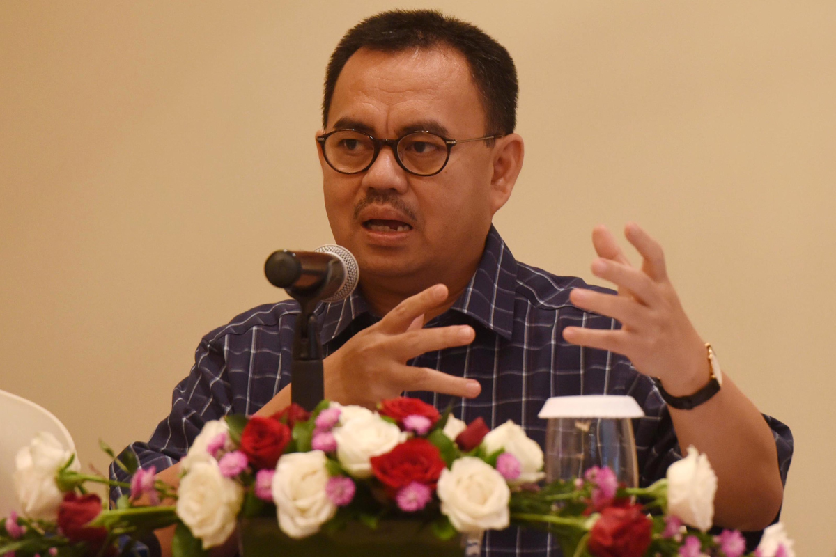 Menteri ESDM Sudirman Said memberikan keterangan mengenai Program Indonesia Terang di Jakarta, Minggu (28/2). Program tersebut bertujuan untuk menjangkau dan memenuhi kebutuhan listrik di desa-desa tertinggal dengan memanfaatkan energi terbarukan, sekaligus guna meningkatkan rasio elektrifikasi nasional dari 85 persen di tahun 2015 menjadi 97 persen pada 2019. ANTARA FOTO/Akbar Nugroho Gumay/kye/16