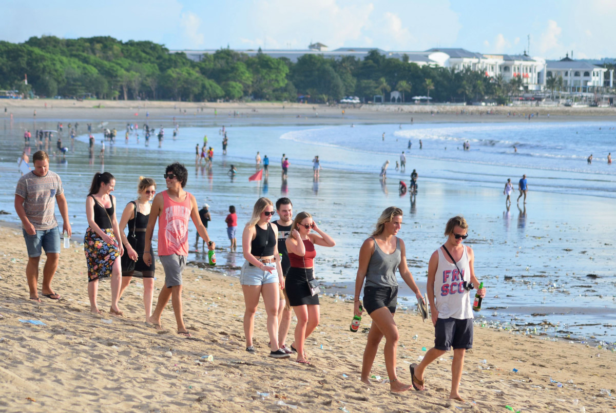 Wisatawan mancanegara berada di kawasan wisata Pantai Kuta, Badung, Bali, Kamis (25/2). Pemerintah Australia melalui Kementerian Luar Negeri dan Perdagangan mengeluarkan peringatan perjalanan (travel advisory) bagi warga Australia yang berada atau akan pergi ke wilayah Indonesia seperti Jakarta, Bali dan Lombok untuk mewaspadai kemungkinan serangan terorisme. ANTARA FOTO/Fikri Yusuf/foc/16.