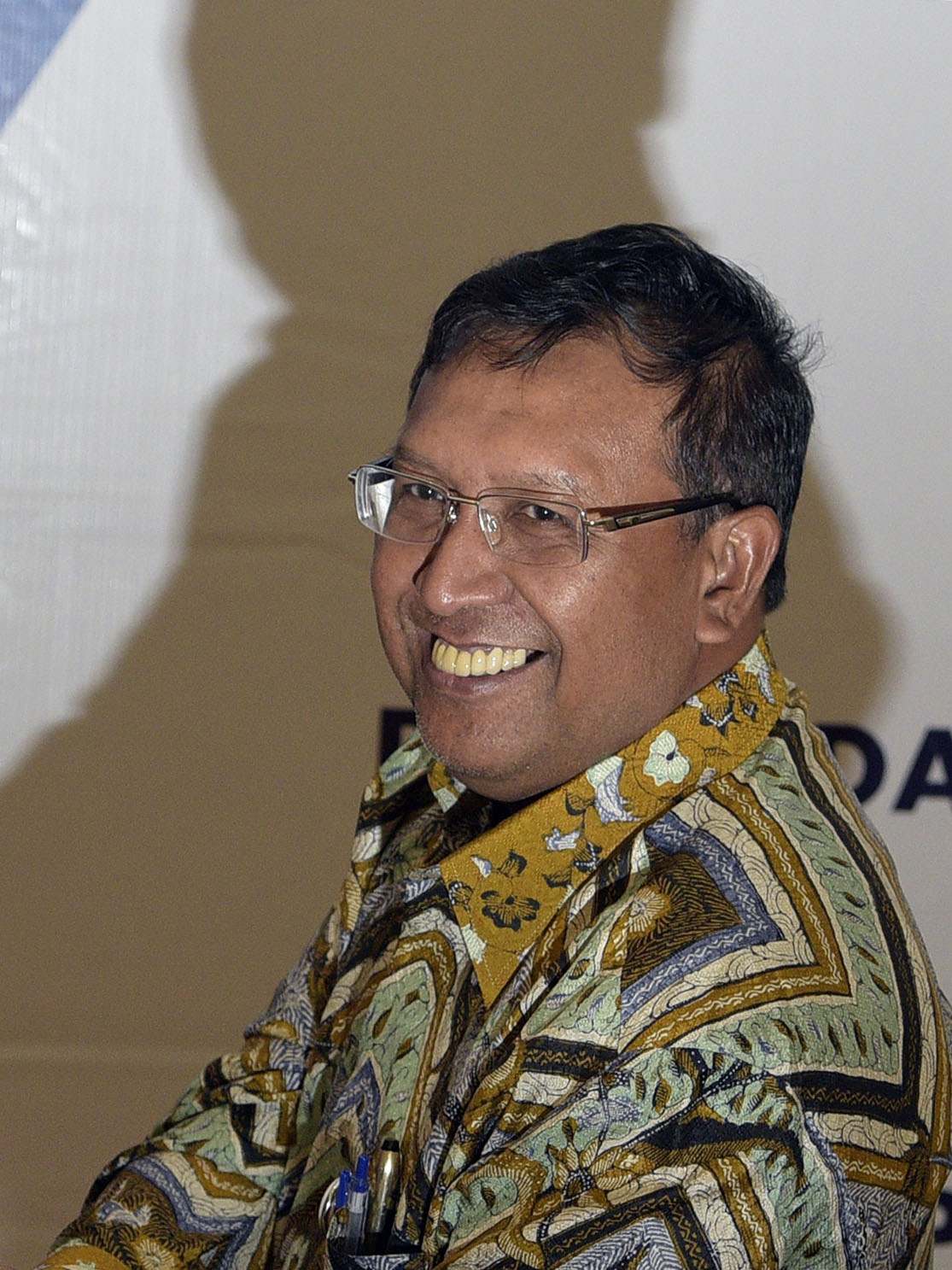 Direktur Pemasaran PT Pertamina (Persero) Ahmad Bambang (kiri) bertukar cinderamata dengan Presiden Direktur PT Adaro Energy Tbk Garibaldi Thohir (kanan) seusai penandatanganan nota kesepahaman (MOU) terkait ketahanan energi nasional di Jakarta, Jumat (11/9). Pertamina dan Adaro melakukan kerjasama aliansi strategis untuk layanan pasokan dan optimalisasi infrastruktur BBM milik Adaro Energy Group yang sejalan dengan upaya peningkatan ketahanan energi nasional. ANTARA FOTO/Sigid Kurniawan/pd/15.