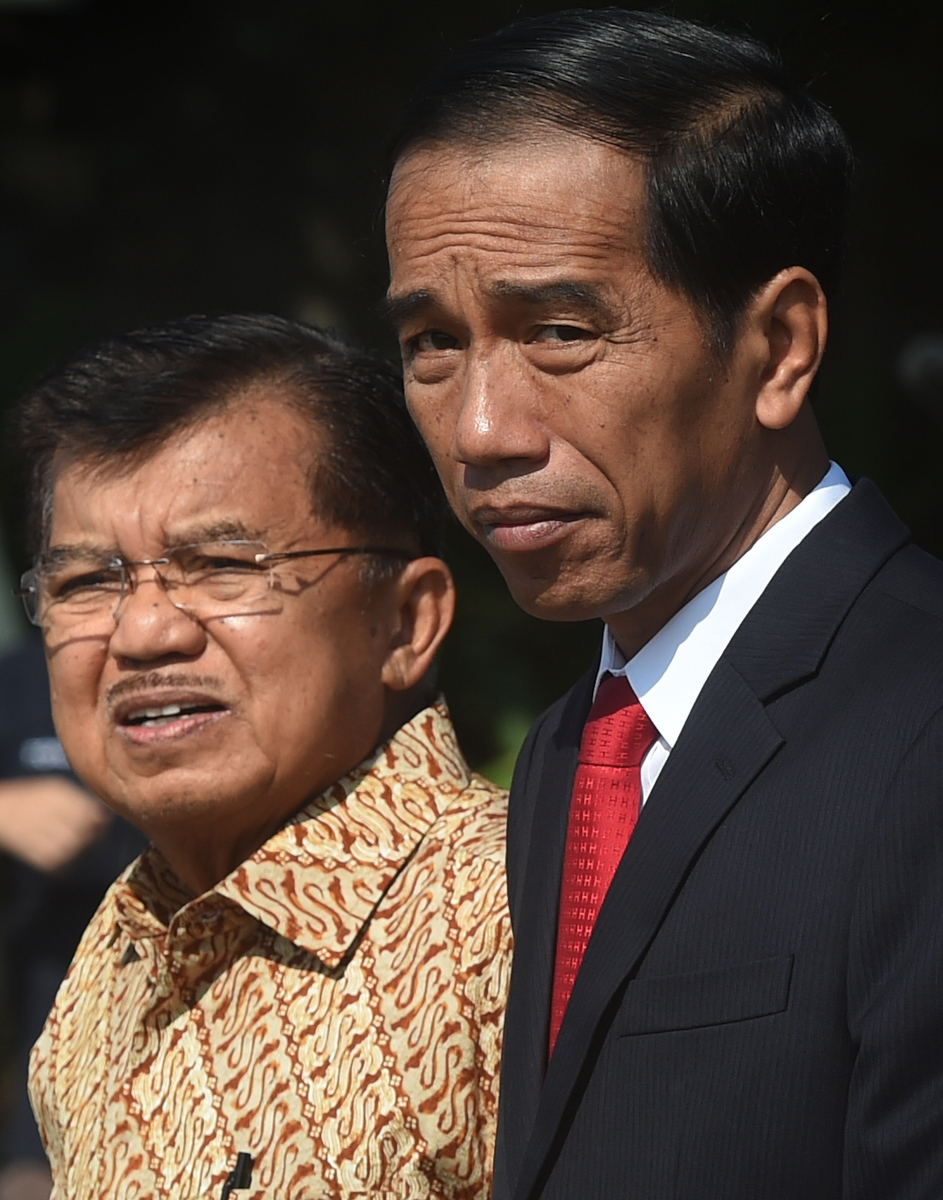 Presiden Joko Widodo (kanan) berbincang dengan Wakil Presiden Jusuf Kalla (kiri) sebelum bertolak ke Amerika Serikat di Bandara Halim Perdanakusuma Jakarta, Minggu (14/2). Presiden Jokowi ke AS dalam rangka mengikuti US-ASEAN Summit di Sunnyland, California. ANTARA FOTO/Puspa Perwitasari/ama/16