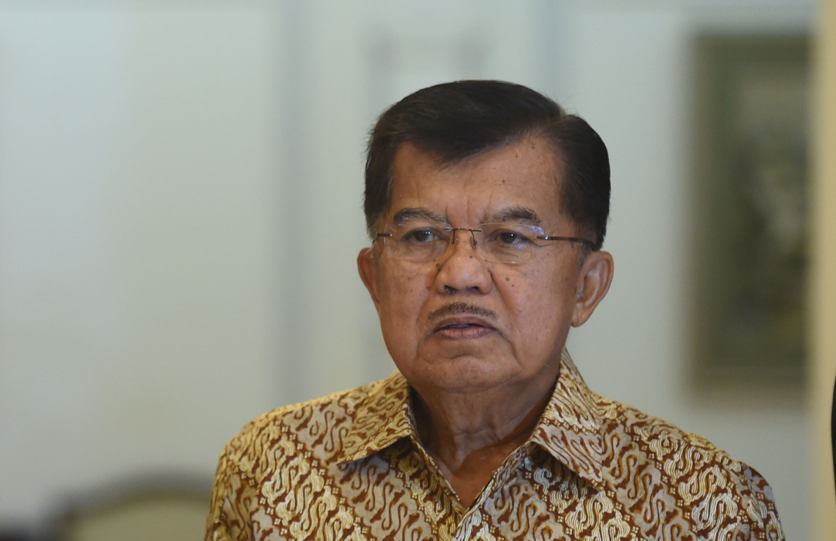 Presiden Joko Widodo (kiri) didampingi Wakil Presiden Jusuf Kalla (kanan) menyampaikan keterangan pers sebelum bertolak ke Amerika Serikat di Bandara Halim Perdanakusuma Jakarta, Minggu (14/2). Dalam kunjungannya ke AS, Presiden Jokowi dijadwalkan akan mengikuti US-ASEAN Summit dan bertemu dengan pimpinan perusahaan-perusahaan raksasa bidang teknologi Informasi (TI). ANTARA FOTO/Puspa Perwitasari/ama/16