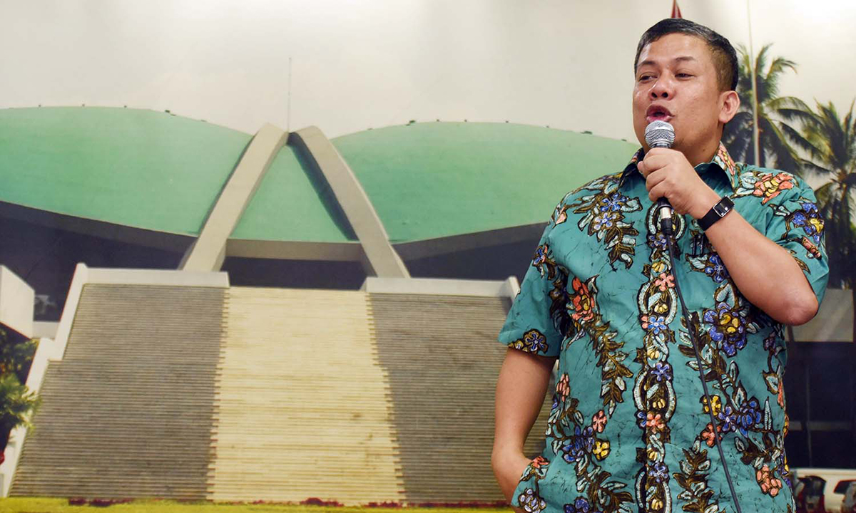 Wakil Ketua DPR Fahri Hamzah memberikan keterangan disela acara penganugerahan lomba dan pameran foto warna-warni parlemen di Kompleks Parlemen, Senayan, Jakarta, Jumat (11/9). Saat diwawancara media sebelum berlangsungnya acara, Fahri mengatakan, pertemuan Pimpinan DPR Setya Novanto dan Fadli Zon dengan Donald Trump tidak perlu dipermasalahkan, karena pengusaha asal Las Vegas itu belum ditetapkan sebagai calon presiden Amerika Serikat melainkan baru berstatus sebagai bakal calon. ANTARA FOTO/Akbar Nugroho Gumay