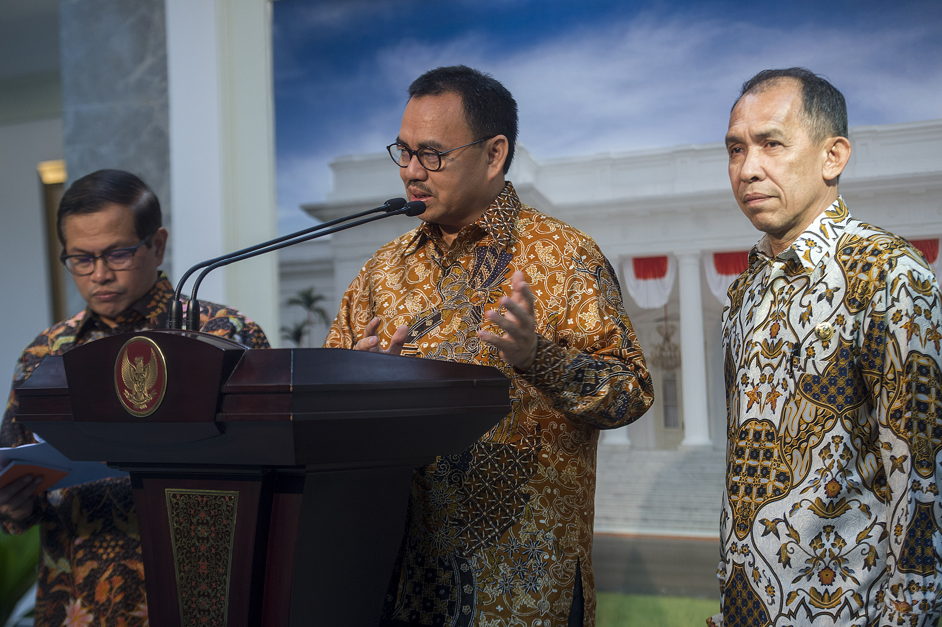 Menteri ESDM Sudirman Said (tengah), Seskab Pramono Anung (kiri) dan Gubernur Maluku Said Assagaff (kanan) memberikan keterangan pers usai mengikuti rapat kabinet terbatas di Kantor Kepresidenan, Jakarta, Senin (1/2). Rapat tersebut membahas soal proyek pengolahan gas dari Lapangan Gas Abadi di Blok Masela, Laut Arafura. ANTARA FOTO/Widodo S. Jusuf