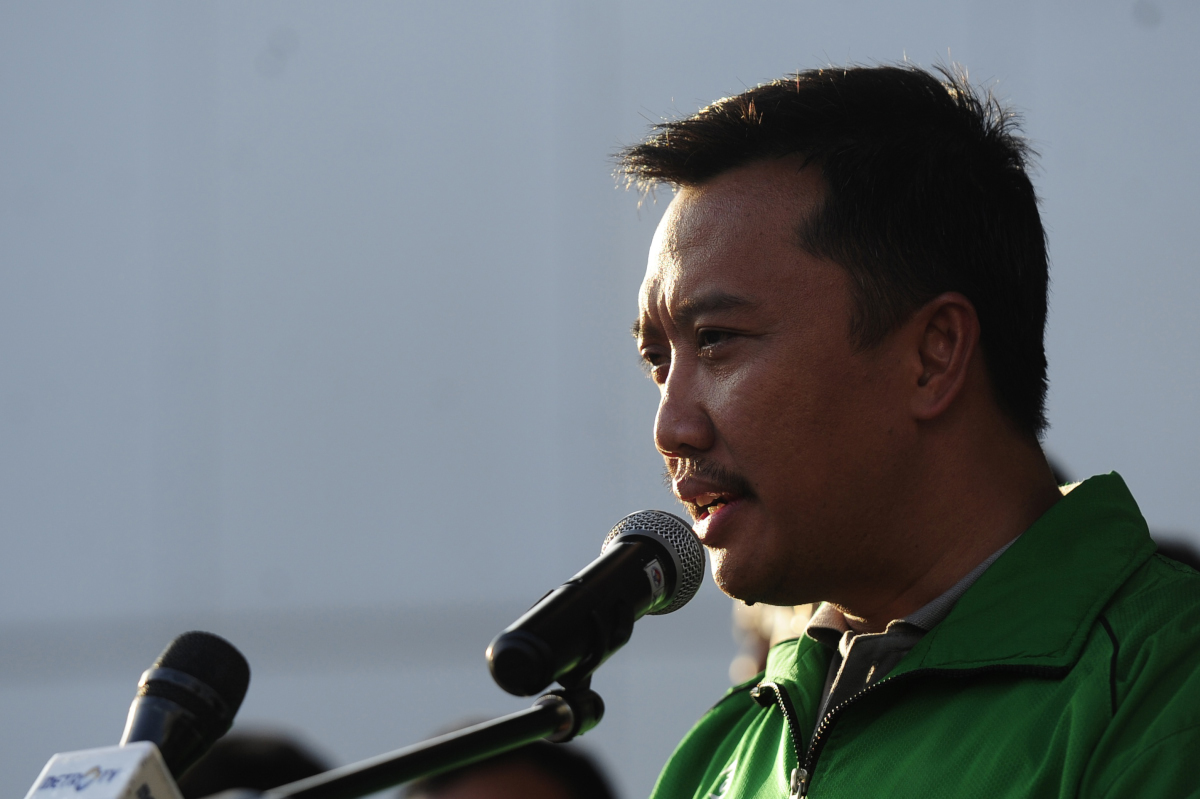 Menpora Imam Nahrawi memberikan keterangan di Kantor Kemenpora, Jakarta, Jumat (26/2). Menpora akan melaporkan hasil kajian pencabutan sanksi PSSI kepada Presiden Jokowi pada senin mendatang. ANTARA FOTO/Wahyu Putro A/nz/16