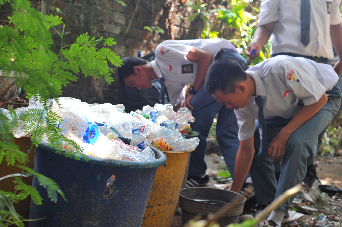 Sejumlah siswa memilah sampah botol plastik di petak Bank Sampah Sekolah Mengah Kejuruan (SMK) Negeri 2 Palembang, Sumsel, Senin (22/2). Bank sampah sekolah yang berdiri sejak tahun 1991 ini mengajak siswa untuk belajar melestarikan lingkungan lewat pemanfaatan sampah organik dan non organik. ANTARA FOTO/ Feny Selly/pd/16