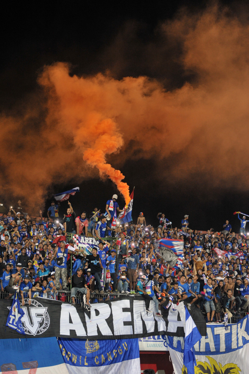 Para pendukung tim sepak bola Arema Cronus merayakan kemenangan tim dukungannya setelah menang melawan Persib Bandung pada babak final pertandingan sepak bola Bali Island Cup (BIC) 2016 di Stadion Dipta, Gianyar, Selasa (23/2). Arema Cronus meraih juara I setelah mengalahkan Persib dengan skor 1-0. ANTARA FOTO/Nyoman Budhiana/foc/16.