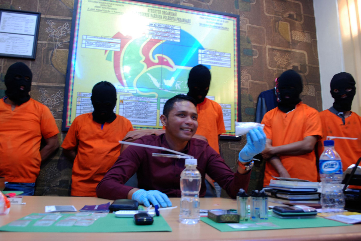Kasat Res Narkoba Polresta Pekanbaru Kompol Iwan Lesmana Riza menjelaskan kronologis penangkapan kelima bandar sabu-sabu, di Mapolresta Pekanbaru, Riau, Selasa (23/2). Bandar dengan sabu seberat 50 gram dari Propinsi Jambi berhasil ditangkap petugas kepolisian Pekanbaru di salah satu rumah di kawasan Rumbai Pesisir Pekanbaru. ANTARA FOTO/Rony Muharrman/ama/16