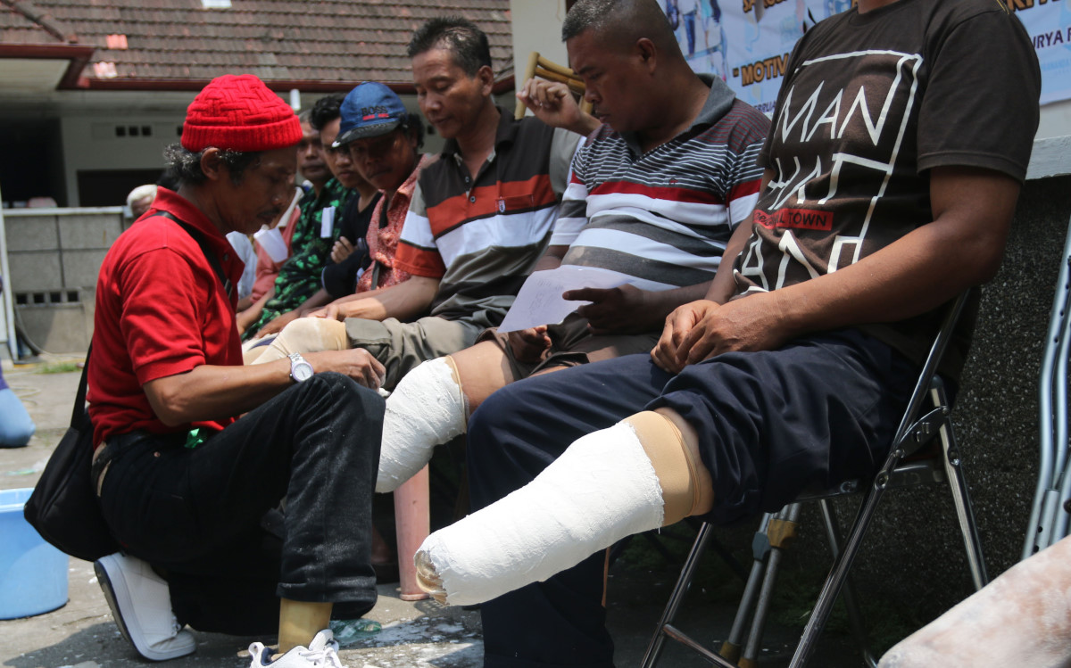 (Ilustrasi) Pembuat kaki palsu Sugeng Siswoyudono (kiri) melakukan proses pengukuran kepada sesama penyandang disabilitas saat program pembagian kaki palsu gratis, di Medan, Sumatera Utara, Selasa (23/2). ANTARA FOTO/Irsan Mulyadi