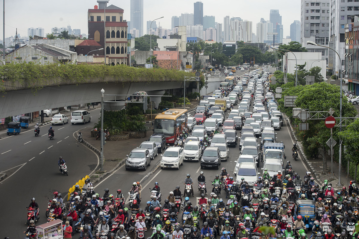 Sejumlah kendaraan bermotor mengantre dalam kemacetan di salah satu persimpangan lampu merah di Jakarta, Rabu (24/2). Kurangnya disiplin pengendara dan tidak adanya pembatasan kendaraan pribadi menjadi salah satu penyebab kemacetan di Jakarta. ANTARA FOTO/Widodo S. Jusuf/pd/16.
