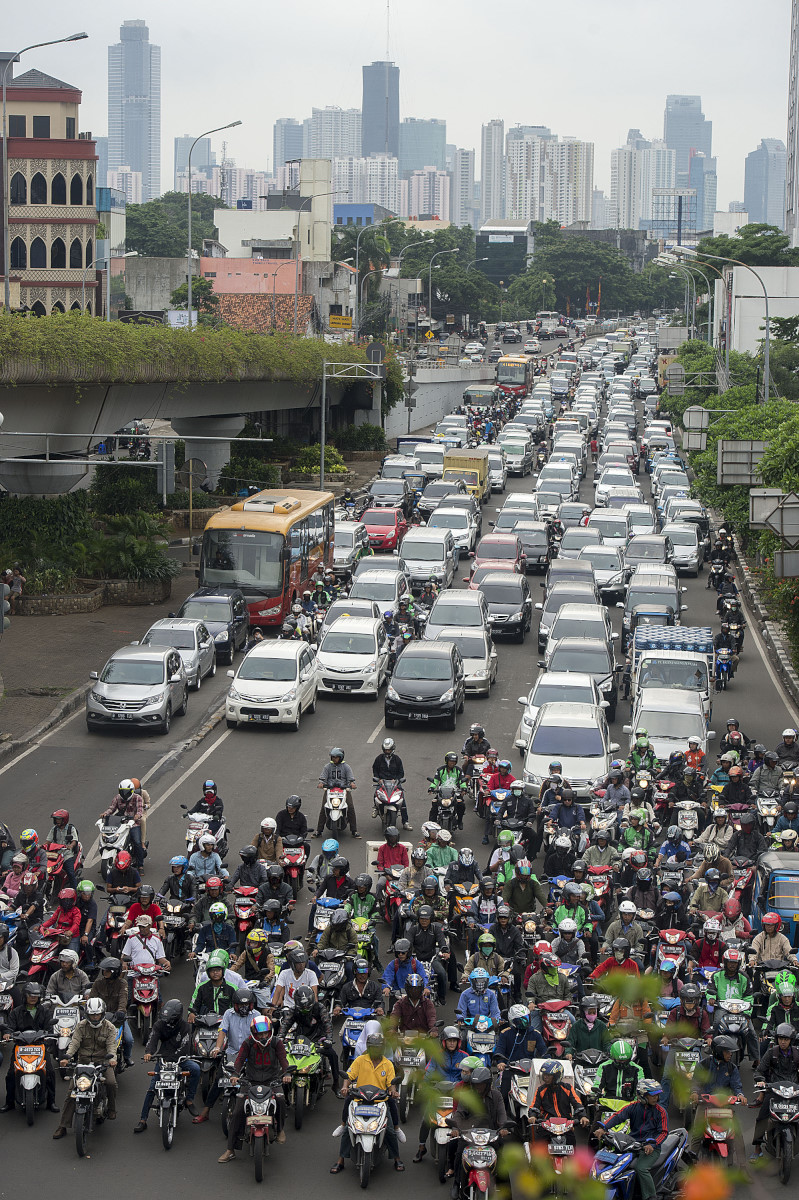 (Ilustrasi) Sejumlah kendaraan bermotor mengantre dalam kemacetan di salah satu persimpangan lampu merah di Jakarta, Rabu (24/2). ANTARA FOTO/Widodo S. Jusuf