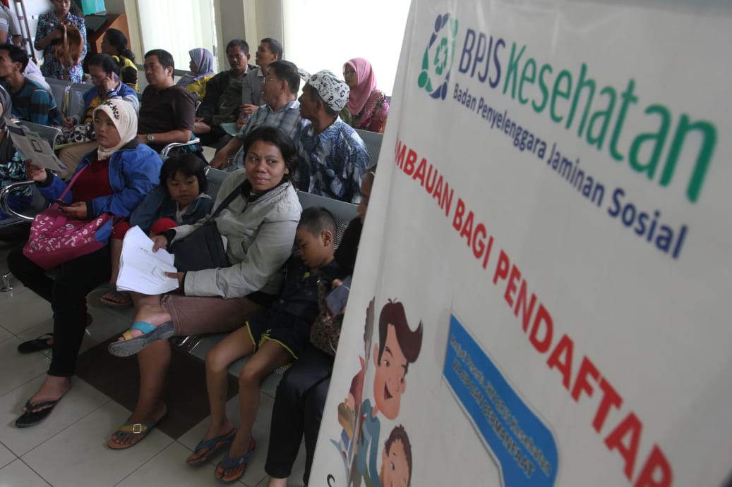 Sejumlah warga menunggu proses pembuatan kartu Badan Penyelenggara Jaminan Sosial (BPJS) di Medan, Sumatera Utara, Senin (29/12). Terhitung 1 Januari 2015, setiap perusahan wajib mendaftarkan pekerjanya sebagai peserta BPJS kesehatan. ANTARA FOTO/Irsan Mulyadi/Rei/pd/14.