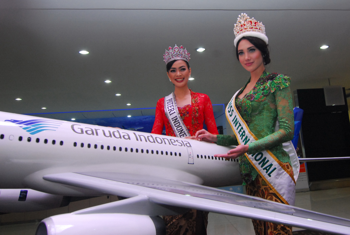(Ilustrasi) Miss International 2015 Edymar Martinez Blanco (kanan) didampingi Puteri Indonesia Kezia Roslin Cikita Warouw (kiri) mengunjungi Garuda Training Center di Jakarta, Senin (22/2). ANTARA FOTO/Lucky R.