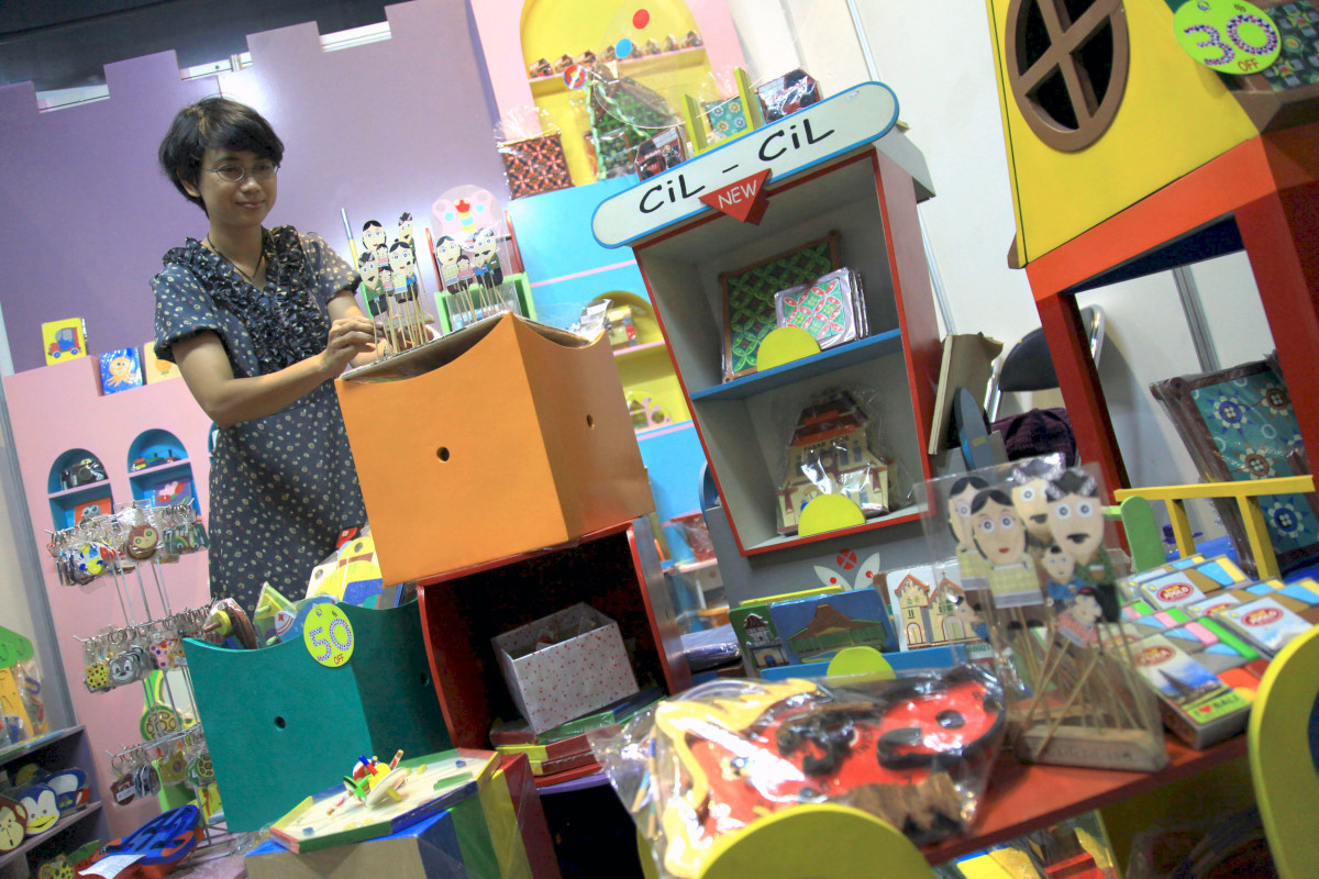 Pemilik Cil-Cil Craft, Terosi Dewarthi menata koleksi mainan edukatif yang dijual saat pameran UKM di Solo, Jawa Tengah, Selasa (23/2). Mainan edukatif berbahan limbah dijual Rp1.000 hingga jutaan rupiah tergantung ukuran, untuk merangsang kecerdasan kinestetik, logika, dan daya visual anak-anak. ANTARA FOTO/Maulana Surya/ama/16.