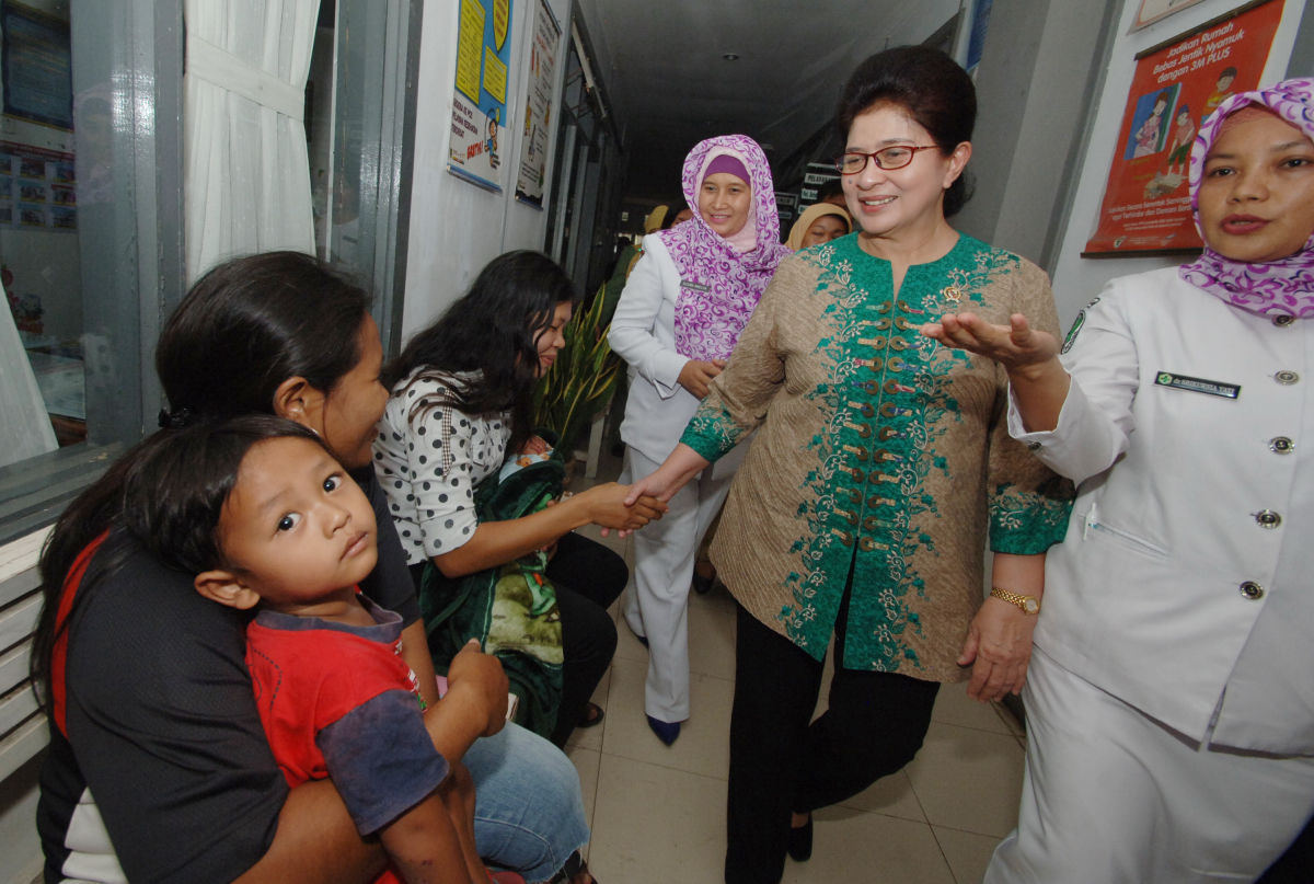 Menkes Nila F Moeloek meninjau pelayanan kesehatan di Puskesmas Lubuk Buaya, Padang, Sumatera Barat, Senin (22/2). Menkes mengimbau agar tenaga kesehatan di puskesmas dan rumah sakit meningkatkan kualitas pelayanan kesehatan menghadapi era Masyarakat Ekonomi Asean (MEA). ANTARA FOTO/Iggoy el Fitra/pd/16