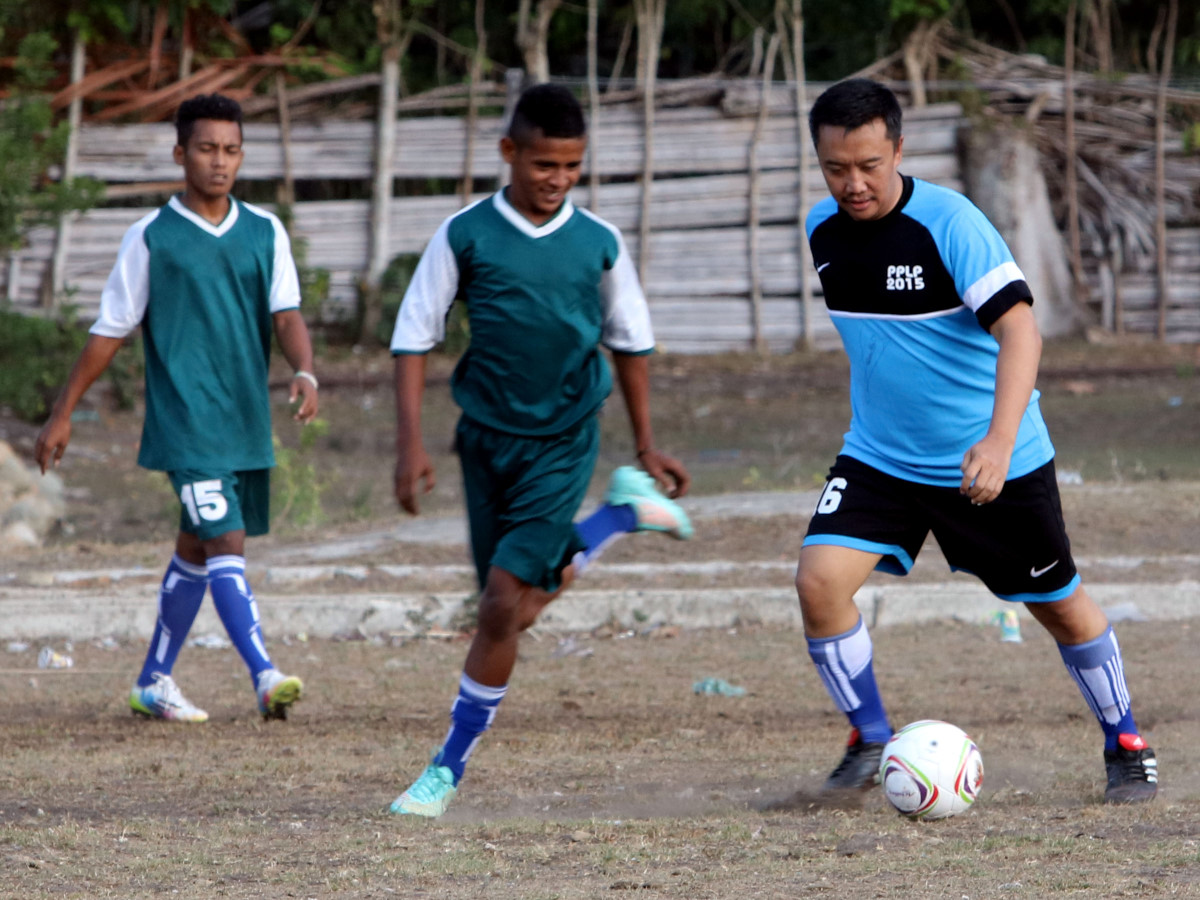 Menpora Imam Nahrawi (kanan) bermain bola bersama para pemain Pusat Pendidikan dan Latihan Pelajar (PPLP) Maluku dan Sekolah Sepak Bola (SSB) Tulehu Putra saat berkunjung ke Desa Tulehu, Kecamatan Salahutu, Kabupaten Maluku Tengah, Maluku, Selasa (23/2). Desa Tulehu selama ini dikenal dengan julukan kampung sepak bola karena dari desa ini lahir para pemain sepak bola yang memperkuat sejumlah kesebelasan di berbagai daerah di Indonesia. ANTARAFOTO/Izaac Mulyawan/foc/16.