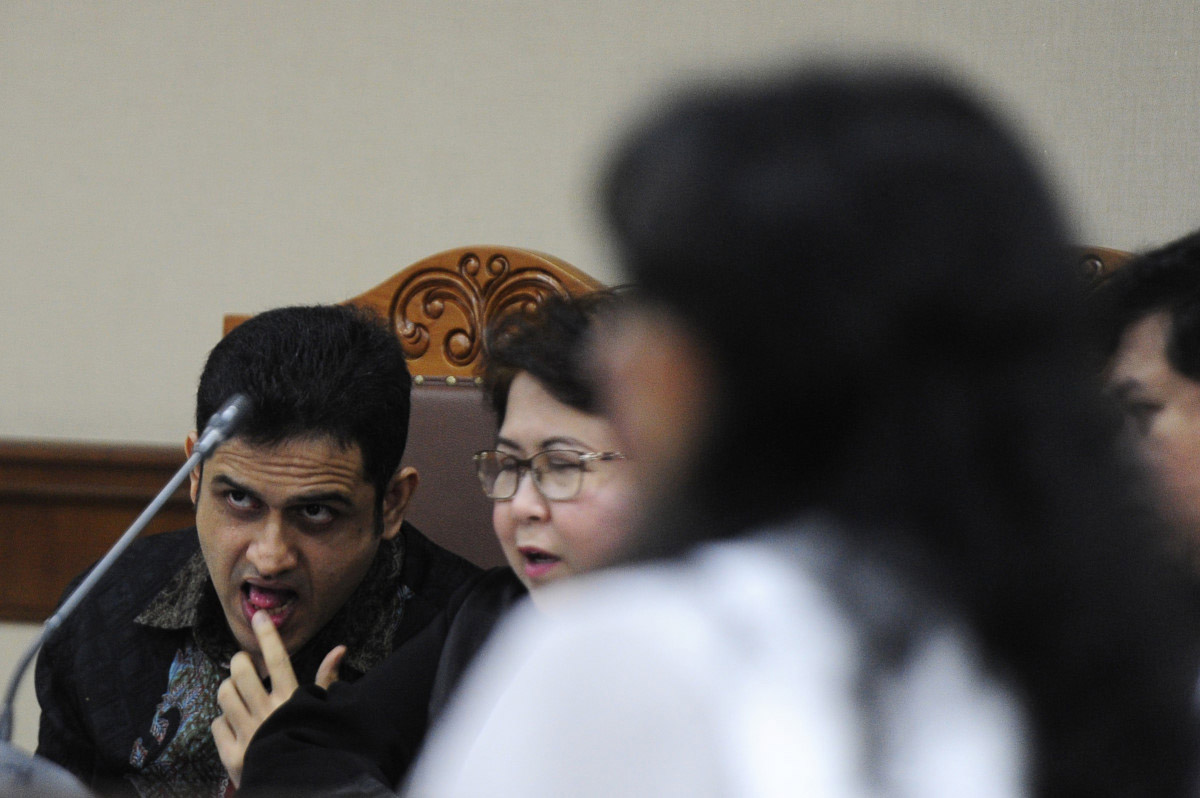 Mantan Bendahara Umum Partai Demokrat M Nazaruddin (kiri) menjalani sidang perkara dugaan tindak pidana pencucian Uang (TPPU) APBN 2010 dengan agenda pemeriksaan saksi di Pengadilan Tipikor, Jakarta, Rabu (24/2). Yulianis yang menjadi salah satu empat saksi itu menyatakan bahwa aliran dana dari Nazaruddin mengalir ke anggota DPR hingga mantan menteri agar mendapatkan anggaran proyek sesuai dengan mitra kerjanya. ANTARA FOTO/Wahyu Putro A/pras/16