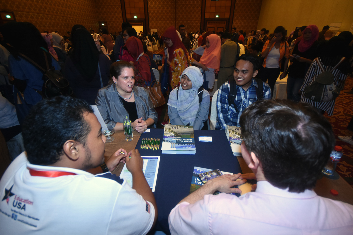 Konsul Jenderal Amerika Serikat di Surabaya, Heather Variava (kiri) berbincang dengan pelajar di sela pameran pendidikan Amerika Serikat di Surabaya, Jawa Timur, Senin (22/2). ANTARA FOTO/M Risyal Hidayat