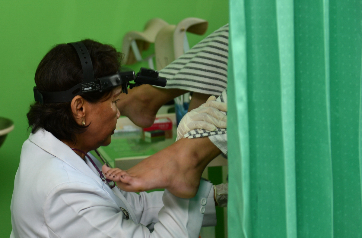 Dokter memeriksa kesehatan seorang mantan Pekerja Seks Komersial (PSK) di klinik Panti Sosial Karya Wanita (PSKW) Mulya Jaya, Pasar Rebo, Jakarta Timur, Senin (22/2). Panti tersebut dapat menampung 125 orang untuk direhabilitasi sosial dimana mereka akan diberi pendampingan dan berbagai keterampilan seperti menjahit, kuliner, salon dan berdagang. ANTARA FOTO/Prasetyo Utomo/aww/16.