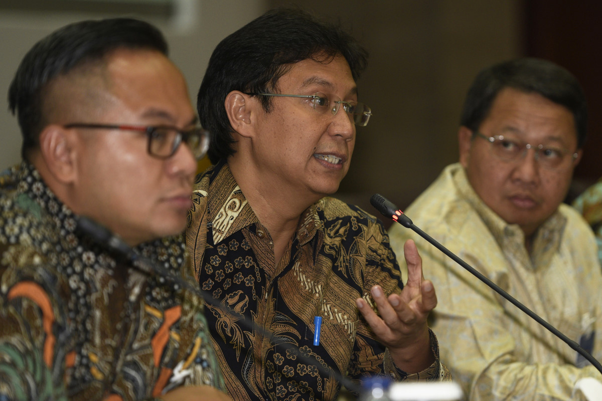 Dirut Bank Mandiri Budi G Sadikin (tengah) didampingi Wakil Dirut Sulaiman A Arianto, (kanan) dan Direktur Finance and Strategy Kartika Wirjoatmodjo (kiri) menyampaikan pemaparan kinerja triwulan IV-2015 di Jakarta, Selasa (23/2). Pada akhir 2015 Bank Mandiri membukukan pertumbuhan kredit sebesar 12,4 persen yakni dari Rp530,0 triliun menjadi Rp595,5 triliun sementara laba bersih tercatat tumbuh sebesar 2,3 persen dari Rp19,9 triliun menjadi Rp20,3 triliun dibandingkan periode yang sama pada 2014. ANTARA FOTO/Sigid Kurniawan/foc/16.