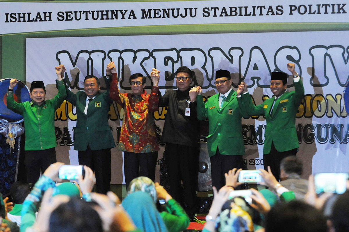 (Dari kiri) Anggota Dewan Pertimbangan Presiden yang juga politikus PPP Suharso Manoarfa, Ketua Fraksi PPP Hasrul Azwar, Menteri Hukum Dan HAM Yasonna Laoly, Menteri Dalam Negeri Tjahjo Kumolo, Wakil Ketua Umum PPP Emron Pangkapi dan Sekjen PPP Romahurmuzi mengangkat tangan bersamapada pembukaan Mukernas PPP IV di Jakarta, Rabu (24/2). Agenda utama Mukernas yang digagas kepengurusan PPP hasil muktamar Bandung tersebut untuk menetapkan pelaksanaan mukhtamar islah bagi dua kubu.ANTARA FOTO/Teresia May/pd/16