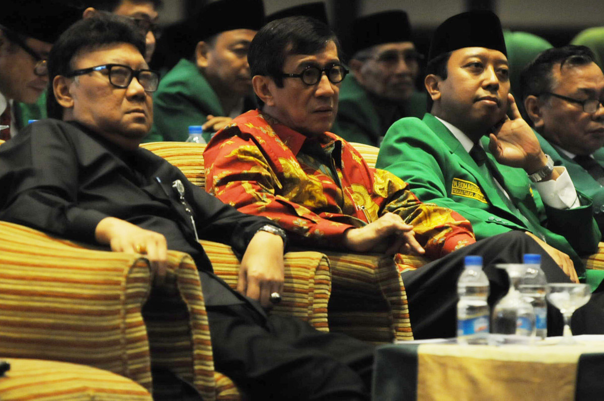 Menteri Hukum Dan HAM Yasonna Laoly (tengah) Sekjen PPP Romahurmuzi (kanan) dan Menteri Dalam Negeri Tjahjo Kumolo (kiri) saat menghadiri pembukaan Mukernas PPP IV di Jakarta, Rabu (24/2). Agenda utama Mukernas yang digagas kepengurusan PPP hasil muktamar Bandung tersebut untuk menetapkan pelaksanaan mukhtamar islah bagi dua kubu. ANTARA FOTO/Teresia May/pd/16
