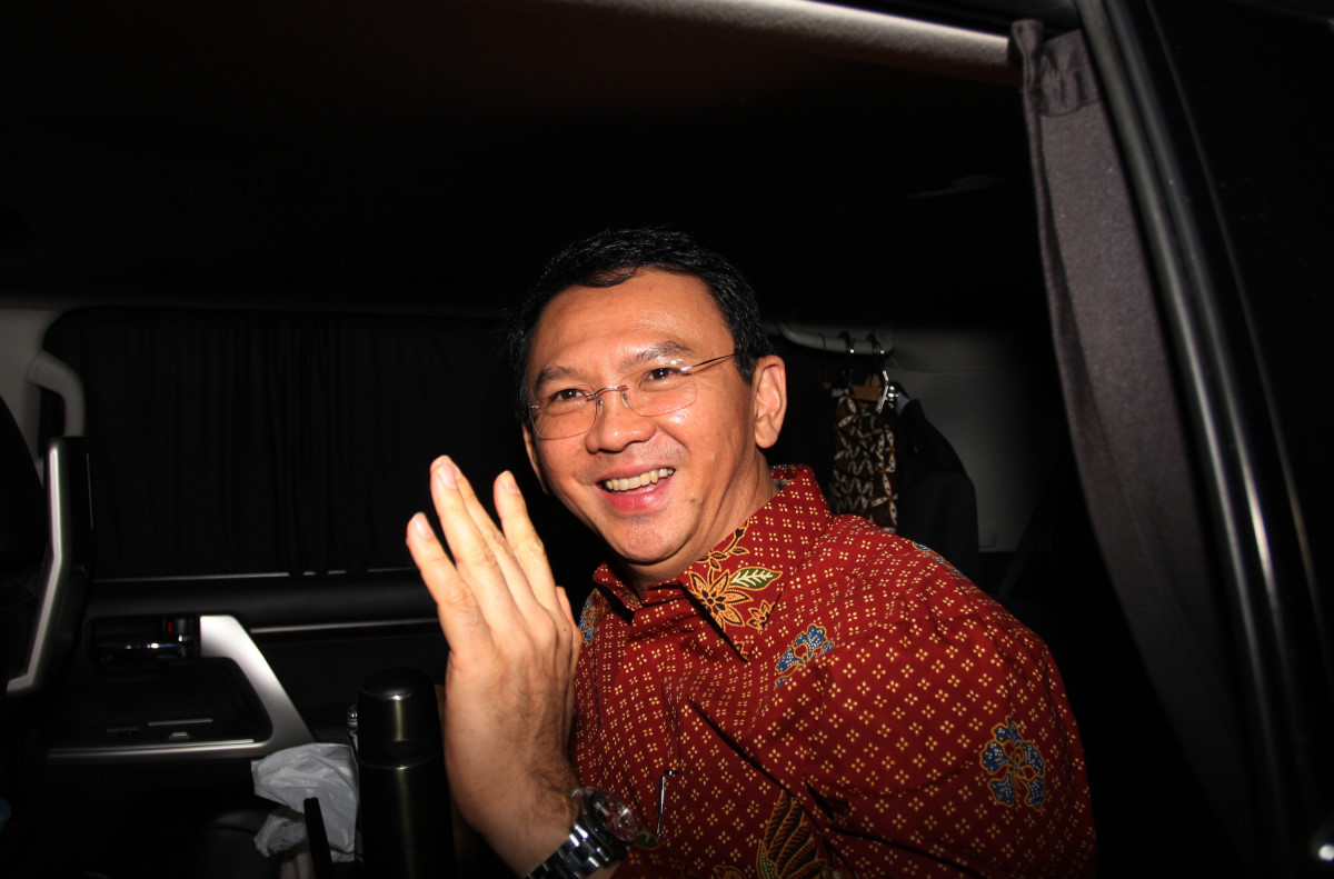 Gubernur DKI Jakarta, Basuki Tjahja Purnama (Ahok) menjawab pertanyaan wartawan usai menjalani pemeriksaan oleh penyidik Direktorat Tindak Pidana Korupsi Bareskrim Polri di Jakarta, Kamis (25/2). Basuki T. Purnama atau Ahok mendatangi Bareskrim untuk memenuhi panggilan pemeriksaan sebagai saksi dalam kasus dugaan korupsi pengadaan 49 paket uninterruptible power supply (UPS) dalam APBD-P DKI Jakarta pada 2014 untuk tersangka anggota DPRD Jakarta, Fahmi Zulfikar dan Firmansyah. ANTARA FOTO/Reno Esnir/nz/16.