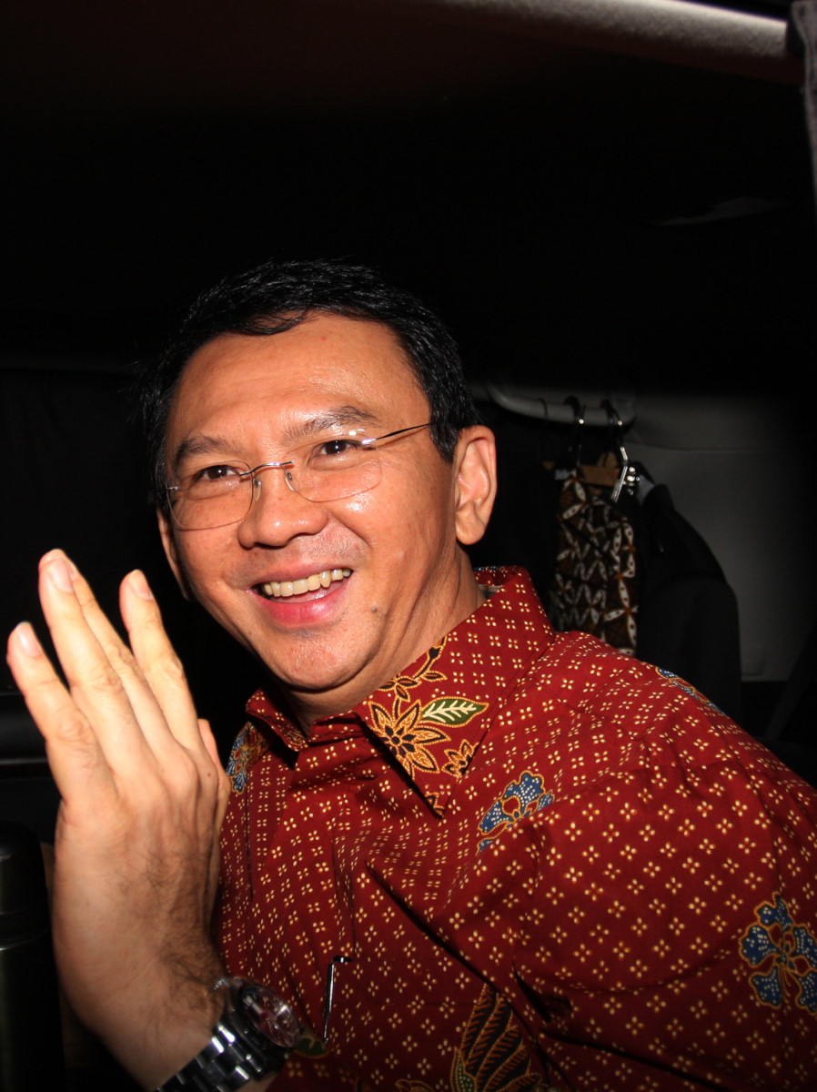 Gubernur DKI Jakarta, Basuki Tjahja Purnama (Ahok) menjawab pertanyaan wartawan usai menjalani pemeriksaan oleh penyidik Direktorat Tindak Pidana Korupsi Bareskrim Polri di Jakarta, Kamis (25/2).ANTARA FOTO/Reno Esnir.