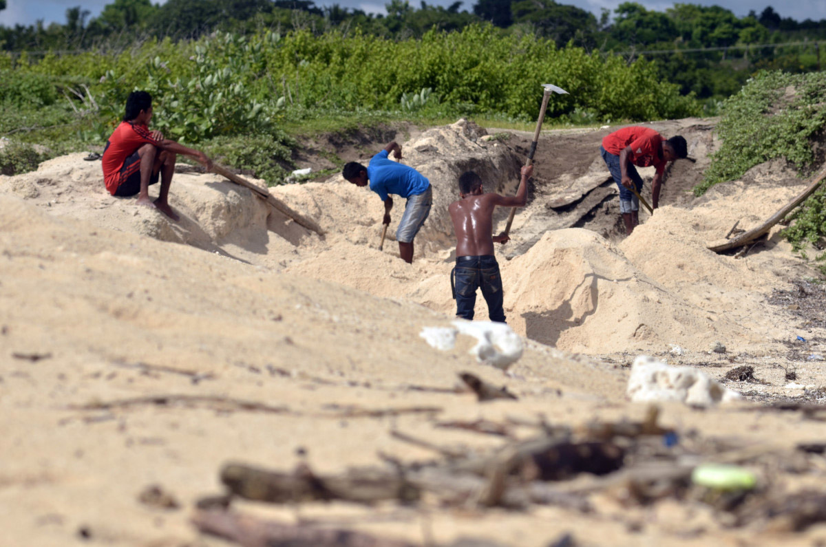 Sejumlah buruh harian melakukan penambangan pasir laut di pinggir pantai Desa Pero Bantang, Sumba Barat Daya, Nusa Tenggara, Timur, Rabu, (24/2). Ekpolitasi penambang pasir pantai secara ilegal tersebut dapat mengancam terjadinya abrasi dan keseimbangan pesisir pantai. ANTARA FOTO/Darwin Fatir/pras/16