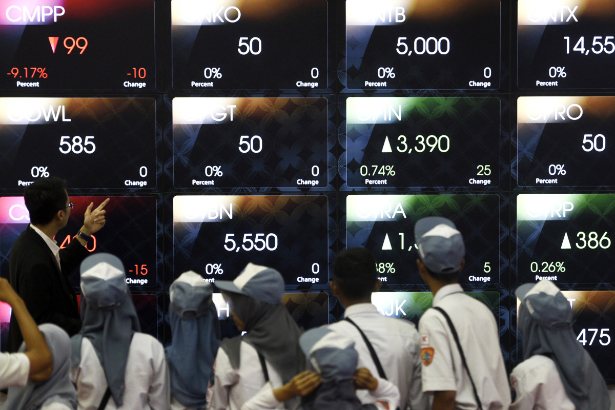 Pelajar SMK Bisma Margasari Tegal mendapat penjelasan dari petugas terkait pergerakan indeks harga saham gabungan saat berkunjung di Bursa Efek Indonesia, Jakarta, Selasa (23/2). Kegiatan tersebut sebagai wujud pembelajaran dan pengenalan tentang perkembangan dunia pasar modal di Indonesia. ANTARA FOTO/Sigid Kurniawan/16.