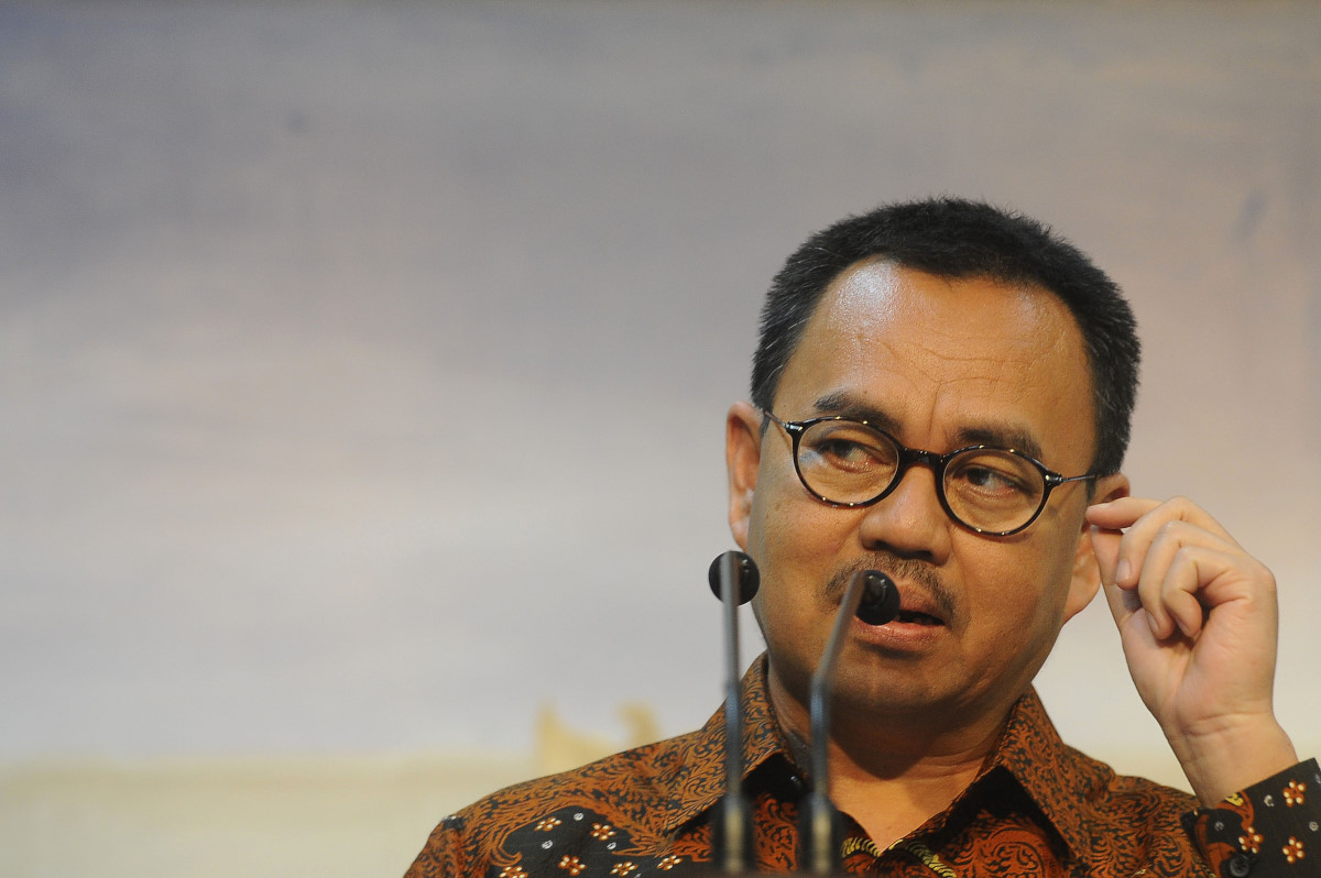 Menteri ESDM Sudirman Said mengumumkan harga baru bahan bakar premium dan solar di Jakarta, Rabu (23/12). Pemerintah menurunkan harga bahan bakar jenis premium sebesar Rp 150 per liter, yaitu dari Rp 7.300 per liter menjadi Rp 7.150 per liter, sedangkan solar menjadi Rp 5.950 per liter berlaku mulai 5 Januari 2016. ANTARA FOTO/Puspa Perwitasari/aww/15.