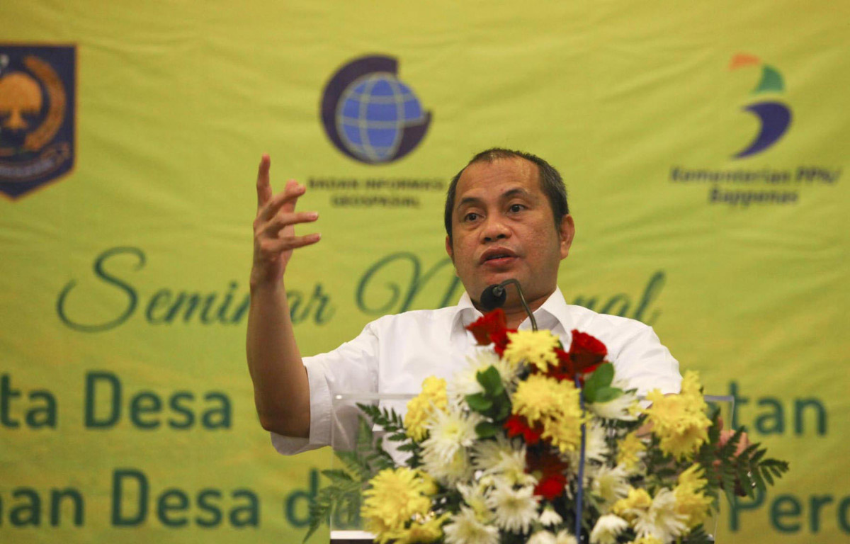 Menteri Desa, Pembangunan Daerah Tertinggal dan Transmigrasi Marwan Jafar memberi pemaparan saat seminar nasional bertajuk Peta Desa untuk Percepatan Pembangunan Desa dan Kawasan Pedesaan di University Club, Universitas Gadjah Mada (UGM), Rabu (24/2). Dalam seminar yang dihadiri oleh akademisi, mahasiswa dan pejabat pemerintahan itu membahas tentang pemetaan potensi desa guna percepatan pembangunan desa. ANTARA FOTO/Andreas Fitri Atmoko