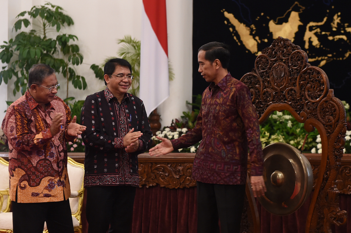 Presiden Joko Widodo (kanan) bersama Kepala BKPM Franky Sibarani (tengah) dan Menko Perekonomian Darmin Nasution (kiri) meresmikan Pembukaan Konsolidasi Perencanaan dan Pelaksanaan Penanaman Modal Nasional (KP3MN) di Istana Negara, Jakarta, Senin (22/2). Dalam kesempatan tersebut, Presiden juga meluncurkan Kemudahan Investasi Langsung Konstruksi di Kawasan Industri serta Peningkatan Layanan Izin Investasi tiga jam Bidang Infrastruktur yang bertujuan meningkatkan iklim investasi di Indonesia. ANTARA FOTO/Puspa Perwitasari/aww/16.