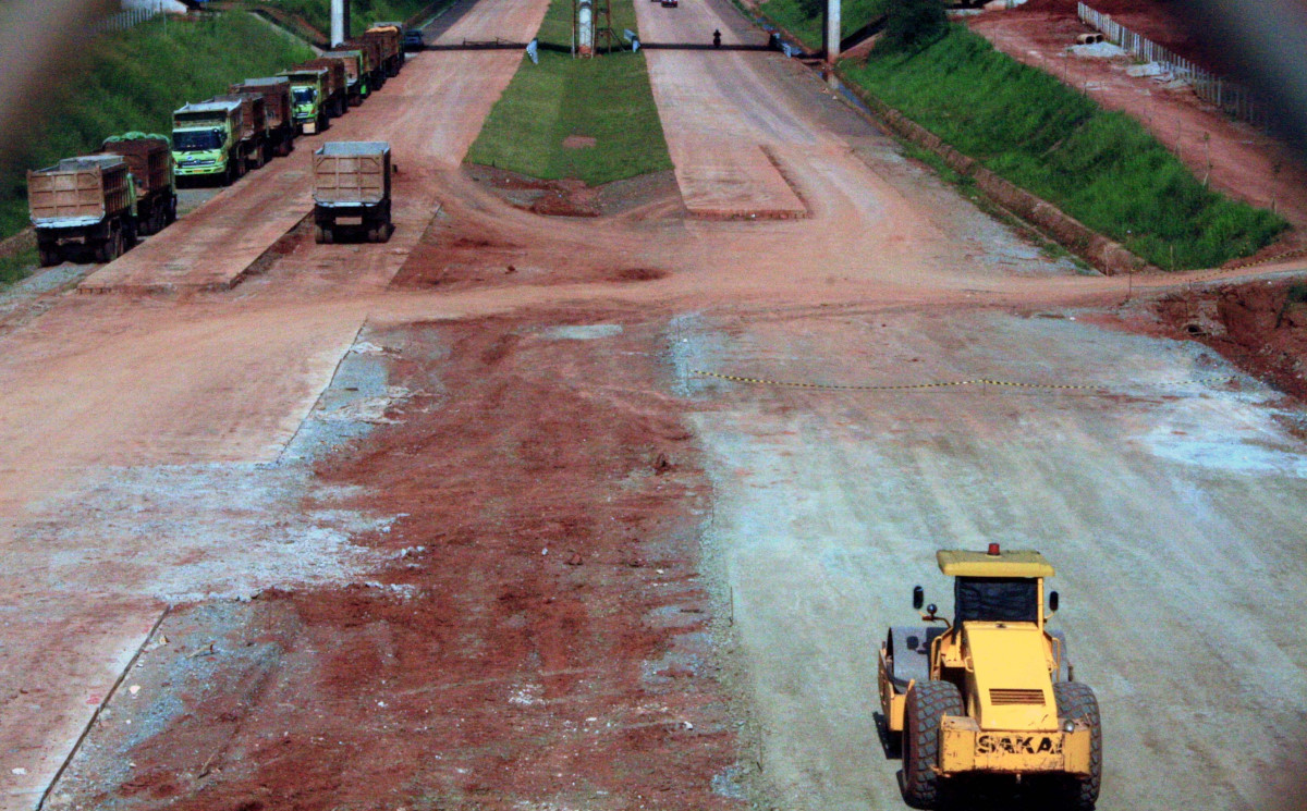 Sejumlah kendaraan terparkir di titik proyek jalan tol Cikampek-Palimanan (Cipali) di wilayah Cikopo, Purwakarta, Jabar, Kamis (9/4). Tahapan proyek pembangunan jalan tol sepanjang 116,5 kilometer yang terdiri dari 99 jembatan itu sudah mencapai 93 persen dan ditargetkan bisa dilintasi pada arus mudik lebaran tahun ini. ANTARA FOTO/M.Ali Khumaini/ed/Spt/15