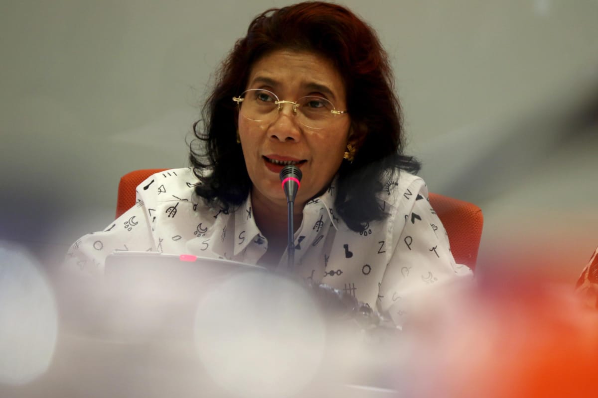 Menteri Kelautan dan Perikanan (KKP) Susi Pudjiastuti memberikan keterangan pers seusai rapat pertama Satuan Tugas (Satgas) Kepresidenan terkait pemberantasan penangkapan ikan secara ilegal di Jakarta, Senin (2/11). Rapat tersebut membahas rencana aksi pemberantasan penangkapan ikan secara ilegal sesuai dengan Peraturan Presiden No.115 tahun 2015. ANTARA FOTO/Rivan Awal Lingga/kye/15