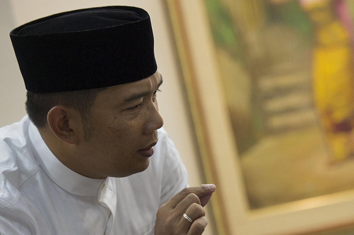 Menlu Retno L.P. Marsudi (kanan) berbincang dengan Walikota Bandung Ridwan Kamil (kiri) sebelum mengikuti rapat kabinet terbatas di Kantor Kepresidenan, Jakarta, Jumat (9/1). Rapat tersebut membahas soal persiapan Peringatan 60 Tahun KTT Asia Afrika dan 10 Tahun New Asian-African Strategic Partnership (NAASP) pada bulan April 2015 di Jakarta dan Bandung. ANTARA FOTO/Widodo S. Jusuf/Rei/Spt/15.