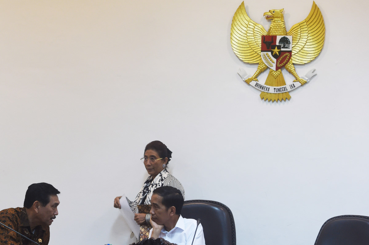 Presiden Joko Widodo (kanan) berbincang dengan Menkopolhukam Luhut Panjaitan (kiri) dan Menteri Kelautan dan Perikanan Susi Pudjiastuti sebelum memimpin rapat terbatas di Kantor Presiden, Jakarta, Rabu (24/2). Rapat terbatas tersebut membahas Rancangan Undang-Undang tentang perlindungan pekerja Indonesia di luar negeri. ANTARA FOTO/Puspa Perwitasari/pd/16