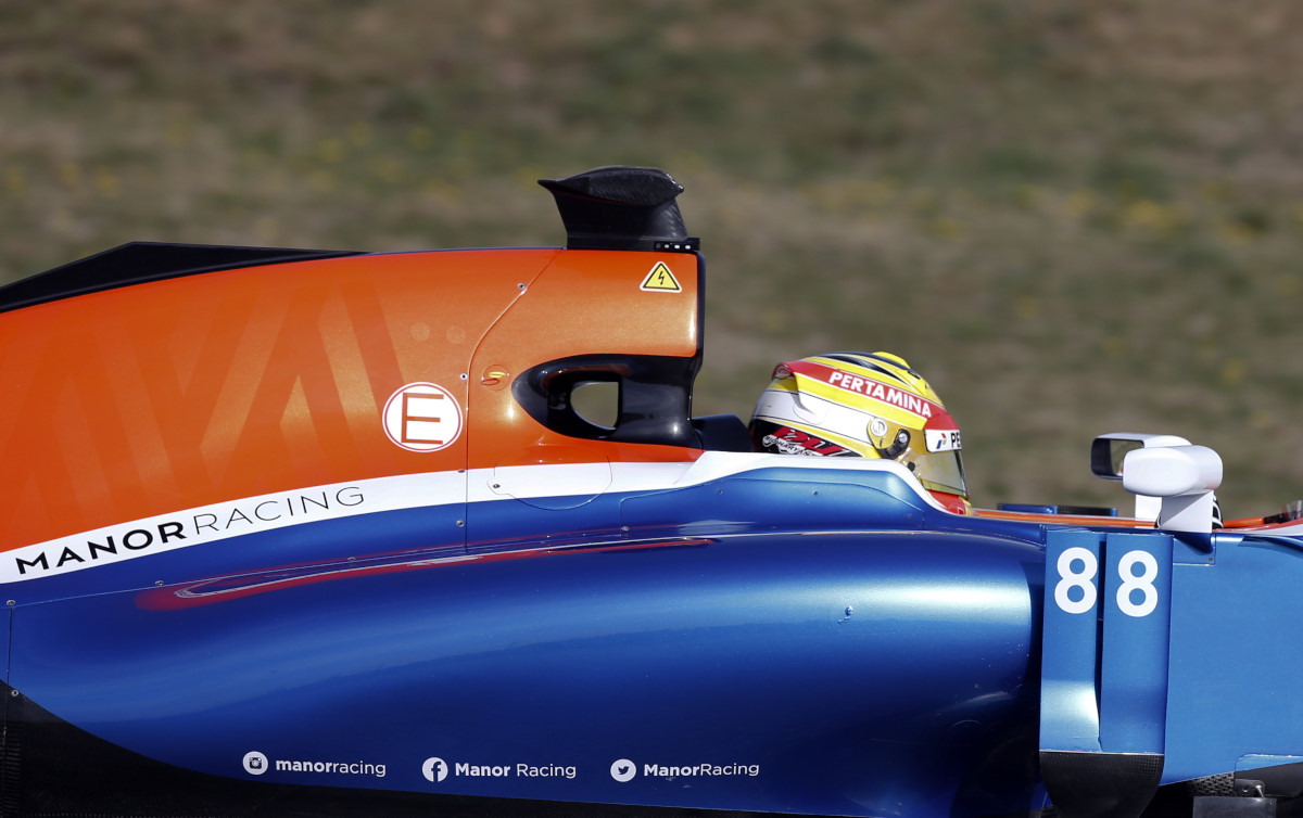 Pembalap Formula 1 dari Manor Racing, Rio Haryanto memacu mobil MRT05 saat tes di Sirkuit Catalunya, Spanyol, Rabu (24/2). ANTARA FOTO/REUTERS/Sergio Pere/pras/16