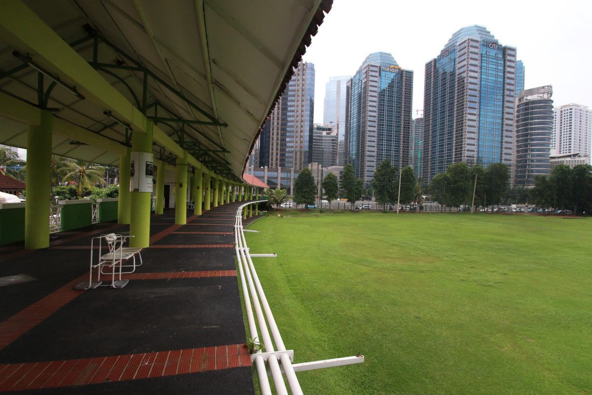 Suasana lapangan golf Senayan, Jakarta, Rabu (24/2). Kementerian Lingkungan Hidup dan Pemprov DKI Jakarta berencana mengubah fungsi Senayan Golf, yang sebelumnya merupakan kawasan komersial menjadi hutan kota atau Ruang Terbuka Hijau (RTH). ANTARA FOTO/Rivan Awal Lingga/pras/16