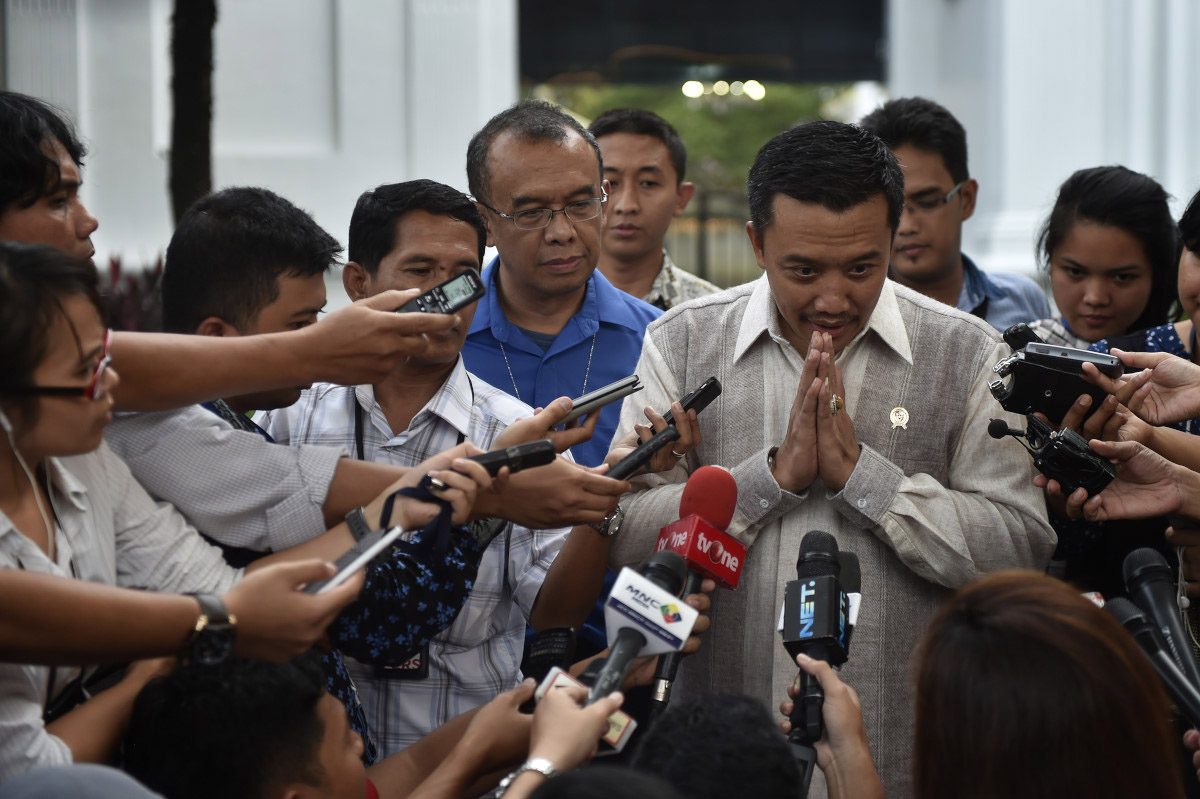 Menteri Pemuda dan Olahraga Imam Nahrawi meninggalkan Komplek Istana Negara usai rapat terbatas di Jakarta, Rabu (24/2). Pemerintah akan mencabut status pembekuan Persatuan Sepakbola Seluruh Indonesia (PSSI) dalam waktu satu hingga dua hari apabila telah memenuhi persyaratan. ANTARA FOTO/Puspa Perwitasari/pd/16