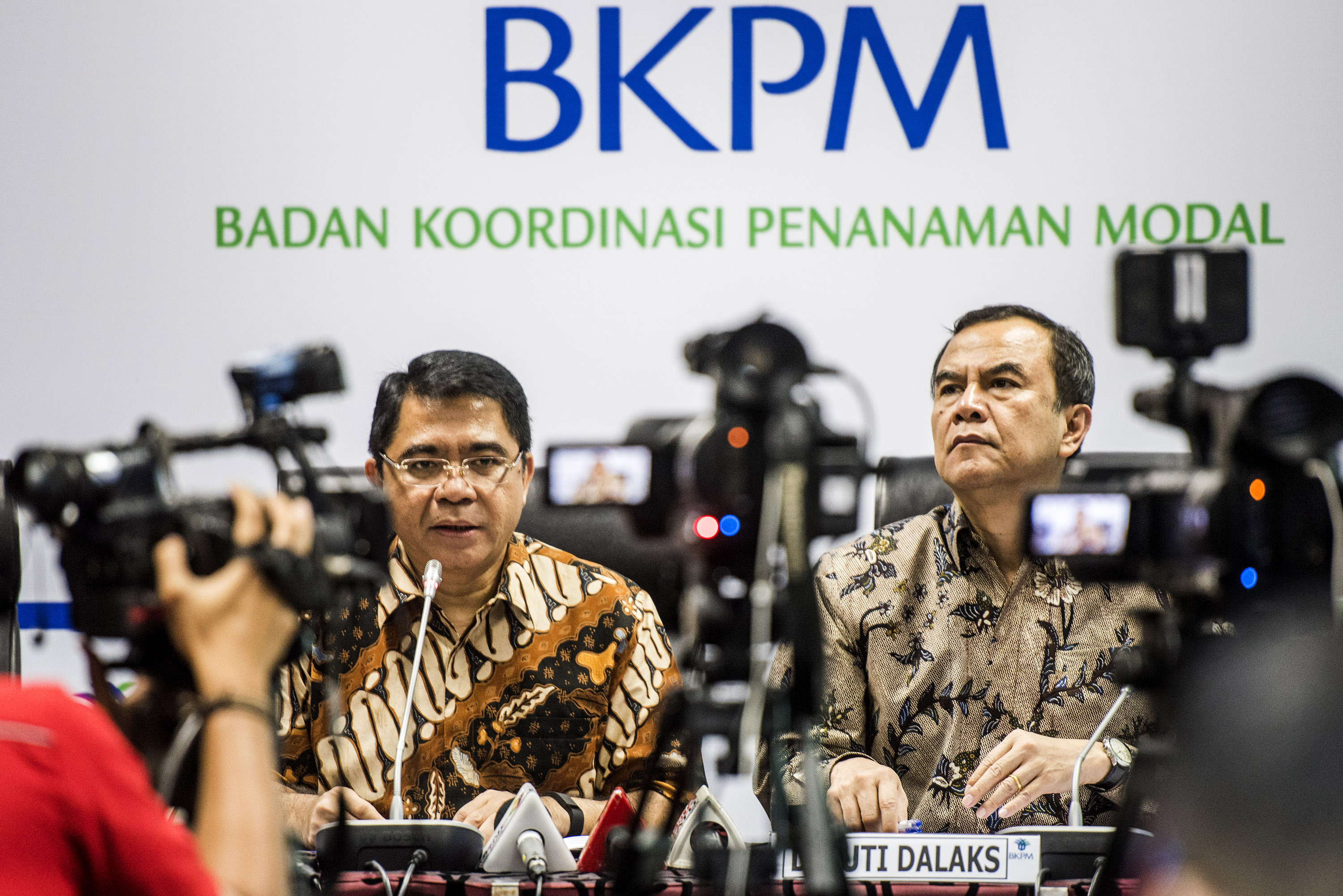 (Ilustrasi). Kepala BKPM Franky Sibarani (kiri) didampingi dengan Deputi bid Pengendalian dan Pelaksanaan Penanaman Modal Azhar Lubis (kanan) memberikan keterangan kepada wartawan tentang target pertumbuhan investasi 2016 di Jakarta, Jumat (8/1). ANTARA FOTO/M Agung Rajasa