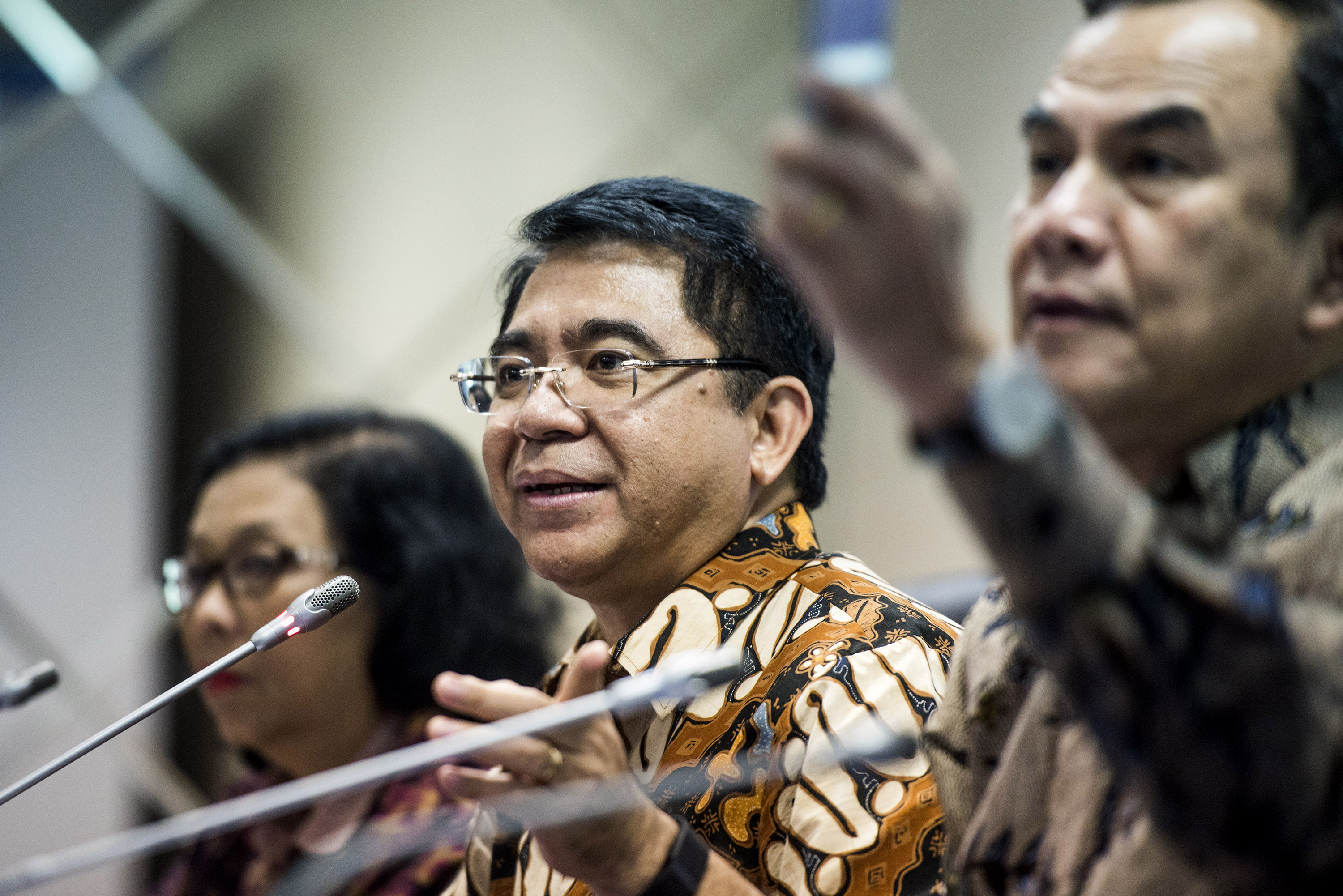 Kepala BKPM Franky Sibarani (tengah) didampingi dengan Deputi bid Pengendalian dan Pelaksanaan Penanaman Modal Azhar Lubis (kanan) dan Deputi bid Pengendalian Iklim Penanaman Modal Farah Indriyani (kiri) memberikan keterangan kepada wartawan tentang target pertumbuhan investasi 2016 di Jakarta, Jumat (8/1). BKPM menargetkan pertumbuhan investasi 2016 sebesar Rp 594,8 triliun naik 14 persen dibandingkan target yang dicanangkan pada tahun 2015 sebesar Rp 519 triliun. ANTARA FOTO/M Agung Rajasa/ama/16.