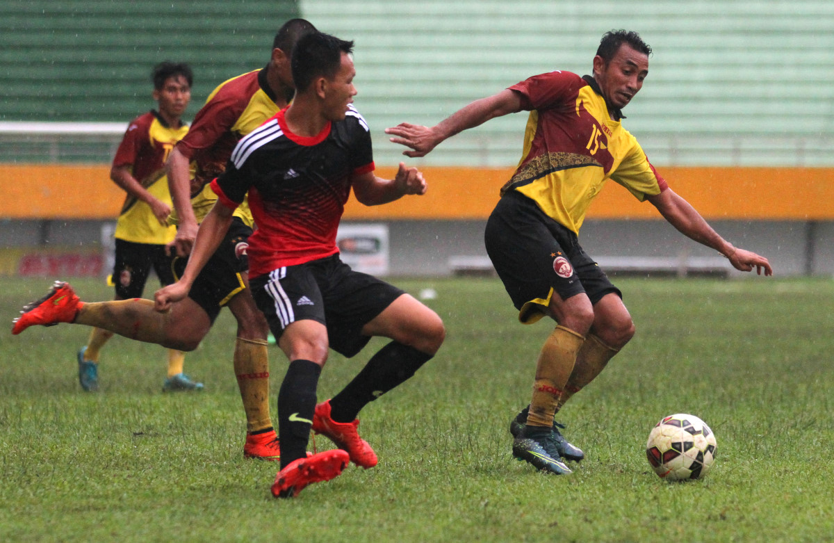 Pesepak bola Sriwijaya FC Firman Utina (kanan) berebut bola dengan pesepak bola Sumsel Super Leugea (SSL) Allstar (kiri) saat pertandingan uji coba di Stadion Gelora Sriwijaya Jakabaring (GSJ), Palembang, Sumatera Selatan, Rabu (17/2). Pertandingan itu dalam rangka persiapan Sriwijaya FC untuk mengikuti turnamen Piala Gubernur Kaltim 27 Februari mendatang. ANTARA FOTO/Nova Wahyudi/foc/16.