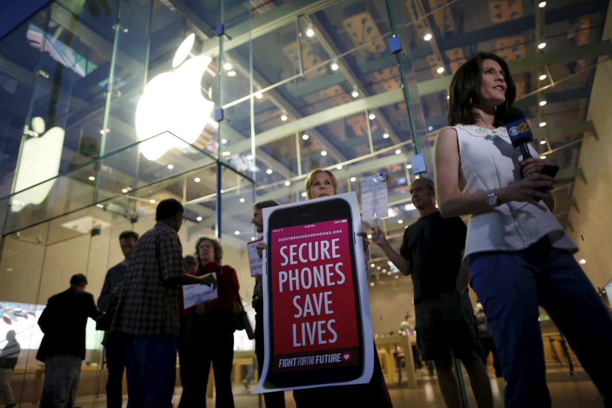 APPLE-ENCRYPTION/ Orang-orang berkumpul dalam reli kecil mendukung penolakan Apple menolong FBI mengakses ponsel pria bersenjata yang terlibat dalam pembunuhan 14 orang di San Bernardino, di Santa Monica, California, Amerika Serikat. ANTARA FOTO/REUTERS/Lucy Nicholson.