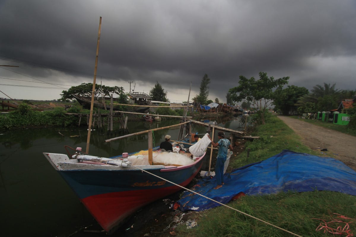 Nelayan membenahi perlengkapan melaut di perahu di Karangsong, Indramayu, Jawa Barat, Rabu (24/2). Menurut BMKG puncak musim hujan diperkirakan terjadi pada akhir Februari mendatang dan nelayan diminta waspada terhadap curah hujan yang tinggi disertai angin kencang yang memicu gelombang tinggi. ANTARA FOTO/Dedhez Anggara/pd/16.