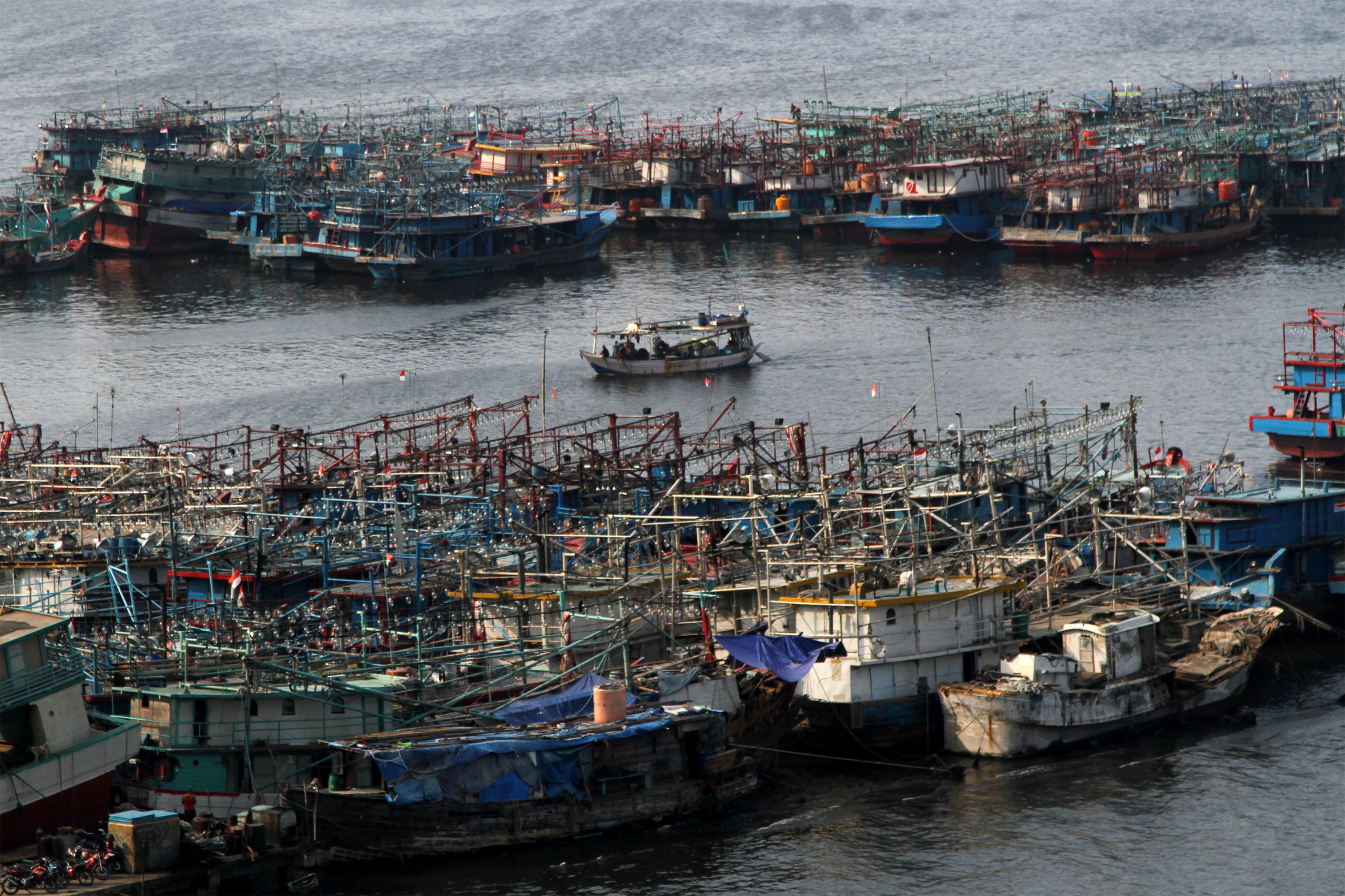 Sejumlah kapal nelayan tradisonal bersandar di pelabuhan Muara Angke, Jakarta. TIRTO/Andrey Gromico