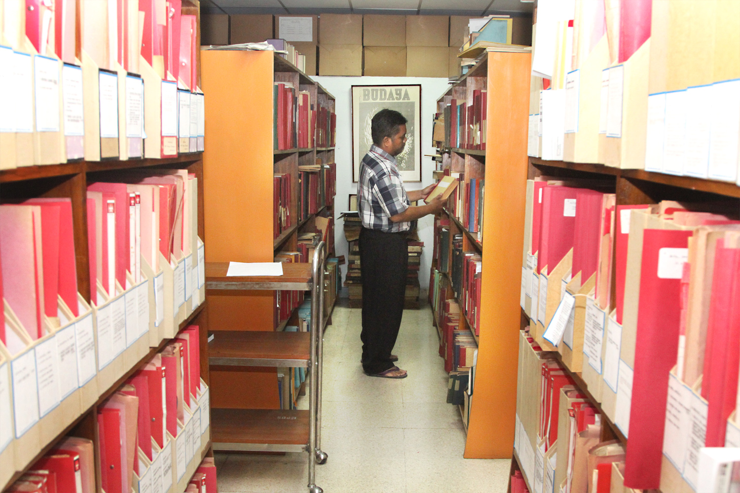 Pustakawan menata arsip di PDS HB Jassin, Jakarta. TIRTO/Andrey Gromico