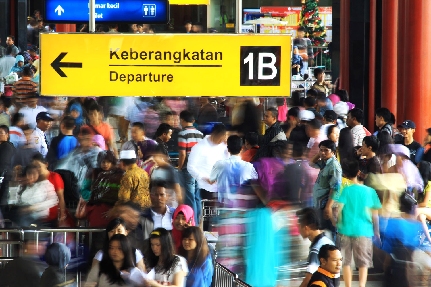 Suasana kepadatan calon penumpang pesawat di terminal 1 Bandara Soekarno-Hatta, Tangerang, Banten, Minggu (22/12). Jelang H-3 Hari Raya Natal dan libur akhir tahun, arus mudik bandara Soetta mengalami peningkatan yaitu sebesar 12,5% atau dari 185.050 pada tahun 2012 meningkat menjadi 208.186 penumpang dan diperkirakan puncak arus mudik akan terjadi pada Minggu (22/12). ANTARA FOTO/Rivan Awal Lingga/ss/Spt/13