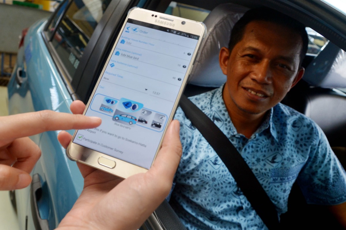Seorang supir taksi Blue Bird memenuhi panggilan pelanggan melalui aplikasi, di Jakarta, Kamis (3/3). Sebagai bentuk apresiasi terhadap pelanggan loyalnya, Blue Bird memberikan promo Minimum Payment dari normal Rp. 40.000 menjadi Rp. 20.000, khusus pelanggan yang memesan taksi Blue Bird melalui call centre atau aplikasi, mulai 1 Maret 2016 khusus untuk wilayah Jakarta, Bogor, Depok, Tangerang, Bekasi (Jabodetabek). ANTARA FOTO/HO/Adrian/aww/16